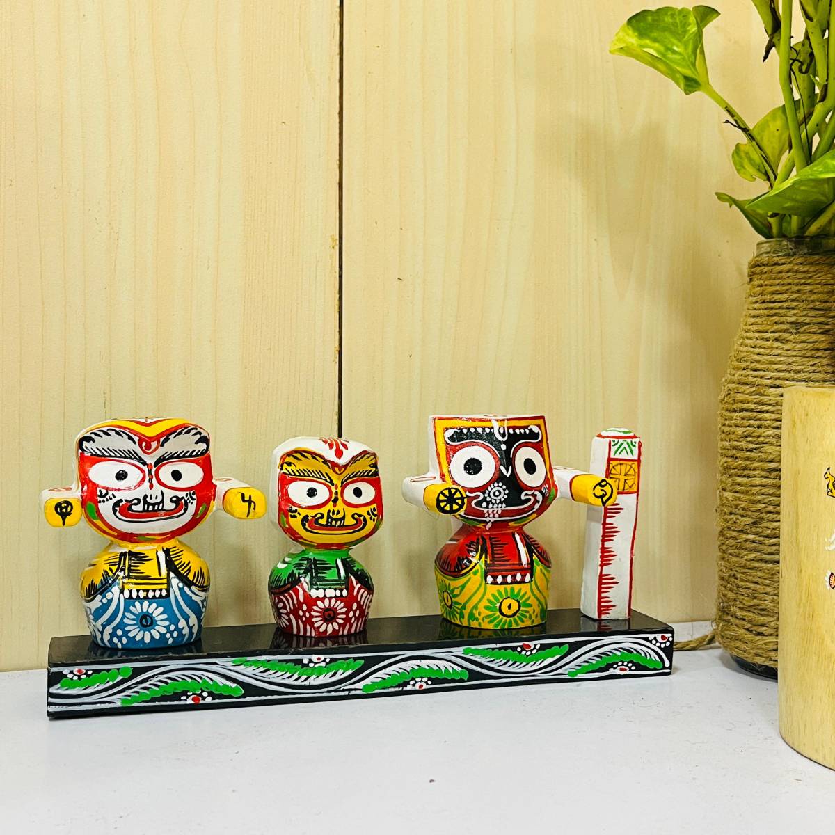 BEXCO Lord Jagannath, Balabhadra, Subhadra Idol Mit Sudarshan-Chakra – Auto-Armaturenbrett Statue, 6,3 Cm