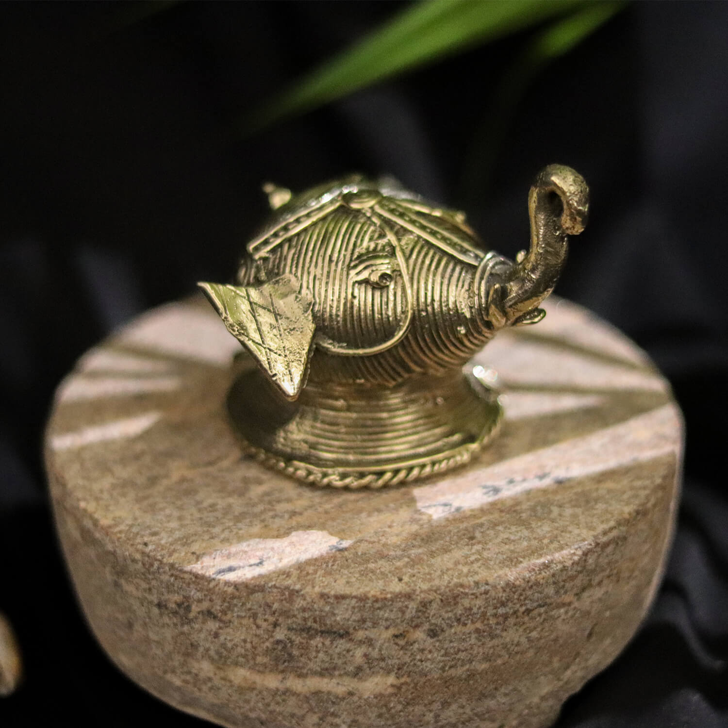 Sculpture d'éléphant vintage en laiton massif – Dhokra tribal